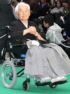 現役映画監督日本最高齢、98歳の新藤兼人監督がグリーンカーペットで堂々の存在感【第23回東京国際映画祭】