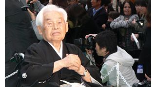 現役映画監督日本最高齢、98歳の新藤兼人監督がグリーンカーペットで堂々の存在感