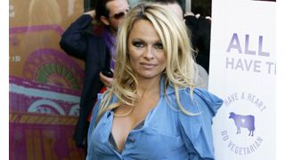 43歳でもセクシーの現役！パメラ・アンダーソンが14度目のプレイボーイ誌カバーを飾る