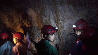 AKB48を襲う本物の恐怖！真っ暗な洞穴で15分動けず「本当に無理！」