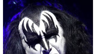 KISSのジーン・シモンズ、空港で倒れて病院へ搬送