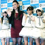 ミッツ・マングローブ、ミニスカで美脚披露!アイドルにも負けない意外な美しさ!