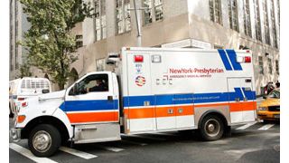 チャーリー・シーンが裸で取り押さえられる！ホテルの家具を破壊するほど大暴れで精神鑑定に！