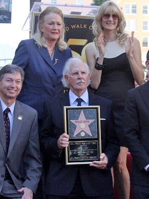 ハリウッド史上初！　ブルース・ダーン、ローラ・ダーン、ダイアン・ラッド　親子3人同時にウォーク・オブ・フェイムに星で殿堂入り