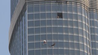 トム・クルーズ、超危険!超高層ビルの外壁で行ったスタントにファンも冷や冷や!?