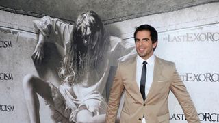 血まみれ少女のイメージを使ったホラー映画のポスター、イギリスの広告基準局が禁止に