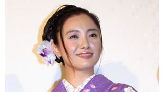 仲間由紀恵、加賀友禅の着物姿で艶やかに登場!31歳迎え「ハッピーバースデー!」にニッコリ!