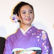 仲間由紀恵、加賀友禅の着物姿で艶やかに登場!31歳迎え「ハッピーバースデー!」にニッコリ!