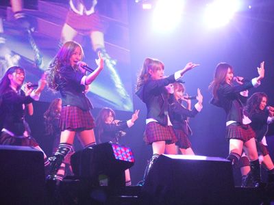 AKB48登場に13,000人が大熱狂！　お泊り愛が報じられた秋元才加も新曲を元気に熱唱