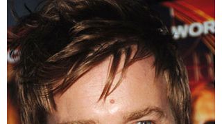 ユアン・マクレガー、地元スコットランドの空軍基地の移転反対運動に賛同