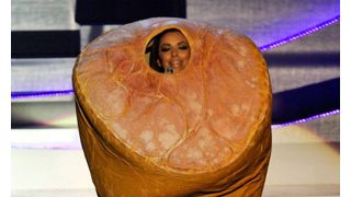 巨大ハムドレスで登場した「デス妻」エヴァ・ロンゴリア・パーカー、セクシー早変わりも披露!