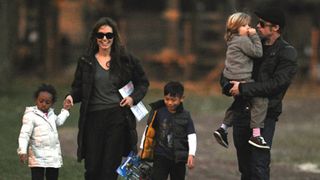 ブラピ、アンジーファミリー、公園でほっこり一家団らんの姿を激写される!