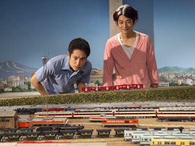 松ケン＆瑛太が少年のように鉄道模型に目を輝かせるワンシーン公開！……映画の公開は「発車までしばらくお待ちください」