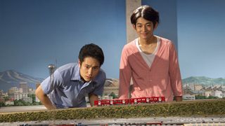 松ケン＆瑛太が少年のように鉄道模型に目を輝かせるワンシーン公開！……映画の公開は「発車までしばらくお待ちください」