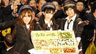 男子700人が大コーフン！超ミニスカAKB48高橋みなみ＆渡辺麻友＆宮澤佐江が未来の鉄道マンたちにエール