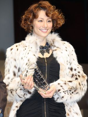 米倉涼子、500万円の超高級毛皮を身にまとってご機嫌！熱愛報道中の後輩・上戸彩に「幸せならおめでとうと言いたい」