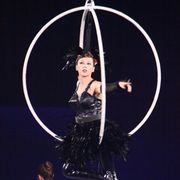 仲里依紗、宙吊りで堂本光一と妖艶な逢瀬!「昼は淑女で、夜は娼婦のような女優」と山本寛斎が絶賛!