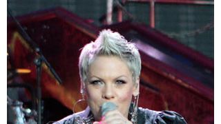 グラミー賞受賞歌手ピンクが、妊娠していることをテレビ番組で明かす!