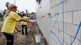 パリス・ヒルトンの社会奉仕活動を激写！街中の落書きを消す作業に参加