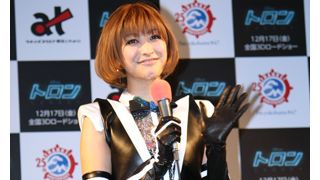 山田優、「『シュン』としていますか？」の質問に一切ノーコメント！寒空の中、自らデザインした極ミニ衣装で太もも大胆露出！