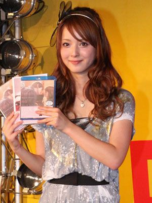 必見！佐々木希、お姫様のようなウエディングドレス姿公開！その隣にいるのは…誰？