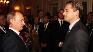 ディカプリオ、ロシアのプーチン首相と会談　「本物の男」と称えられる
