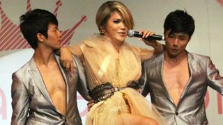 実はつんくがプロデュース！IKKO、持ち歌熱唱！胸をはだけたセクシーダンサー二人とゴージャスで妖しいステージ！