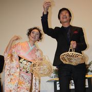 仲間由紀恵、愛らしいピンクの着物姿!鯛型のカイロを客席にまいて『武士の家計簿』初日は大にぎわい!