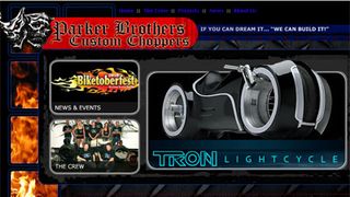 『トロン』のバイクで現実世界に!公道を走るライトサイクルを実際に作ったバイクショップ