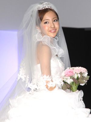AKB48の板野友美、19歳のウエディングドレス姿を披露！「AKBは結婚禁止ではないので、30歳までには結婚したい」