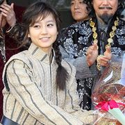 堀北真希、動員100万人突破をジャンヌ・ダルク姿でお祝い!!