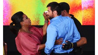 ヒュー・ジャックマン、オーストラリアでテレビスペシャルを撮影中に目の上を切るケガ