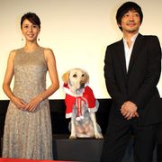 松嶋菜々子と大森南朋、初共演で互いに好印象!共演のラブラドールレトリバーをまじえてほのぼの3ショット