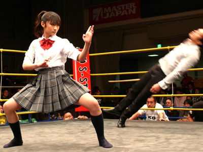 天才空手少女の19歳武田梨奈、セーラー服姿で後楽園ホールのリングに！バツグンの格闘センスで、大男をマットに沈める!!