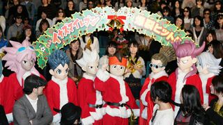 アダルトな女性たちが着ぐるみたちに目がハート!不思議な光景にびっくりなイナズマジャパンキャラクター人気