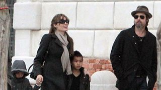 ブラピとアンジー、年末に小児ガンセンターを45分間訪問!