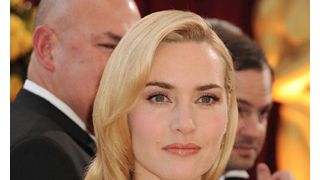 離婚申請中&恋人と破局直後のケイト・ウィンスレット、ナゾの男性と手つなぎ昼食デート