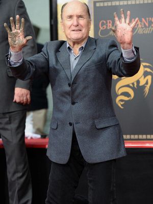 ロバート・デュヴァル、80歳の誕生日にチャイニーズ・シアター前に手形と足型を残す