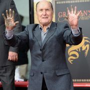 ロバート・デュヴァル、80歳の誕生日にチャイニーズ・シアター前に手形と足型を残す