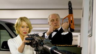 ヘレン・ミレン65歳が機関銃をぶっ放す姿が超クール！エリザベス女王を演じた上品顔で過激な銃撃戦！