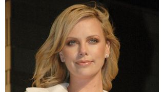 「白雪姫」がベースの実写映画でシャーリーズ・セロンが意地悪な継母に変身!