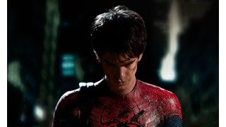 新『スパイダーマン』のスーツ姿が初公開！今度の作品はダークな印象に!?
