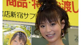 平野綾、新トレカは水着増量!鍛えた腹筋には自信アリ!キスされたびっくり顔にも注目!