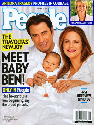 ジョン・トラヴォルタ夫妻、生後1か月の赤ちゃんを雑誌表紙で初お披露目！