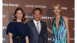 冨永愛、美脚あらわな大胆露出のルイ・ヴィトンのドレス!あまりのセクシーさにスティーヴン・ドーフもビックリ!