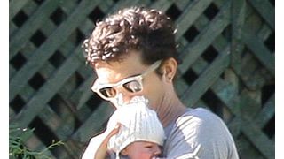 オーランド・ブルームと愛息フリンくんの公園デビューを激写！イクメンパパは息子にデレデレ！