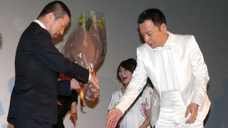 板尾創路、キム兄監督作の初日舞台あいさつに白タキシードで登場!祝福のつもりが自然体でハプニング連発!!