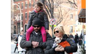 ヒュー・ジャックマン、愛娘アヴァちゃんと愛犬モチを連れてニューヨークで雪遊び