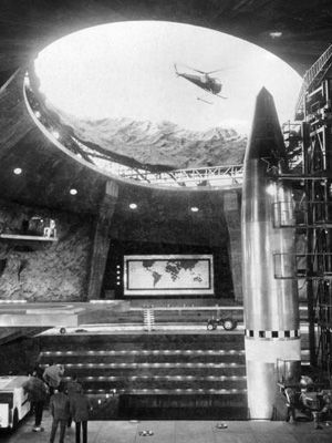 52年ぶりに噴火した新燃岳、『007は二度死ぬ』では敵のミサイル基地　若林映子と浜美枝がボンドガール