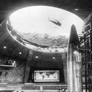 52年ぶりに噴火した新燃岳、『007は二度死ぬ』では敵のミサイル基地 若林映子と浜美枝がボンドガール